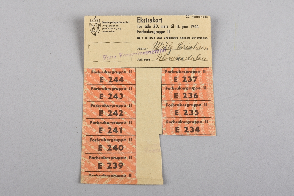 Ei samling av ni rasjoneringskort frå perioden 1941 - 1944. Korta gjev rasjonar på matvarer, såpe samt herre- og kvinneklede. Rasjoneringskorta er brukt av.