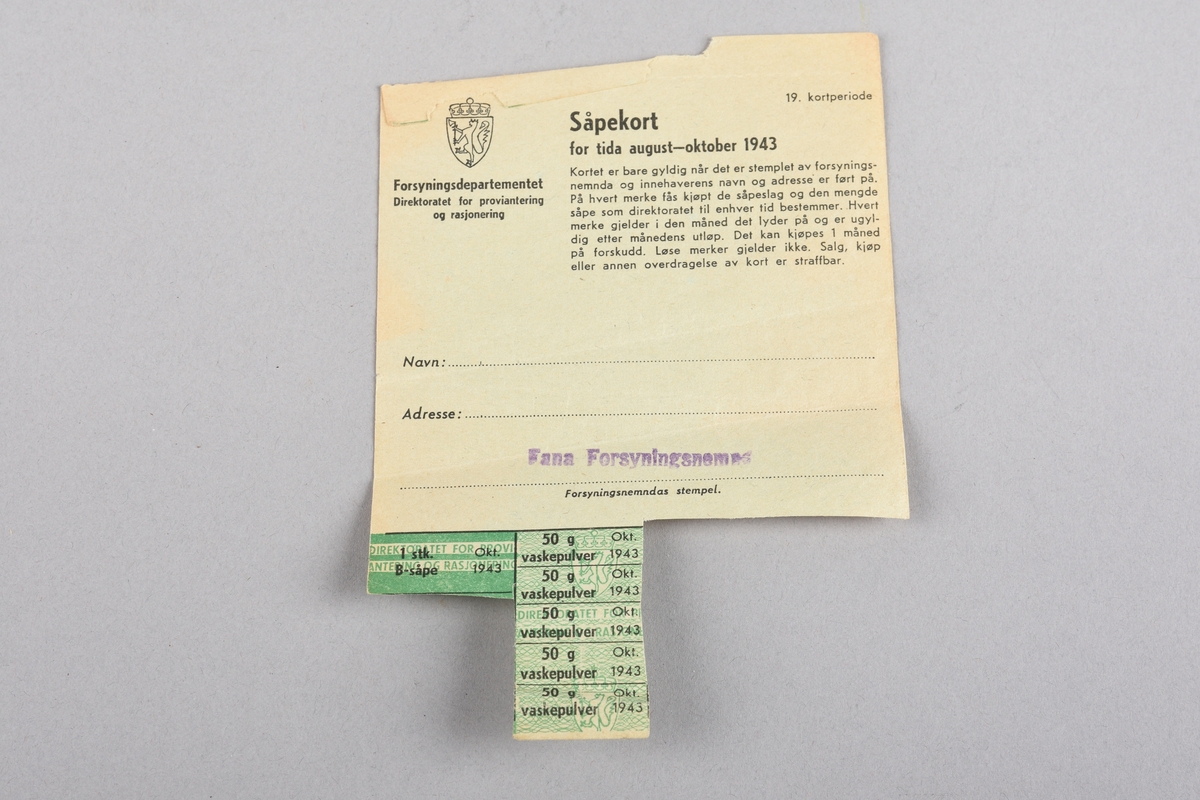Ei samling av ni rasjoneringskort frå perioden 1941 - 1944. Korta gjev rasjonar på matvarer, såpe samt herre- og kvinneklede. Rasjoneringskorta er brukt av.