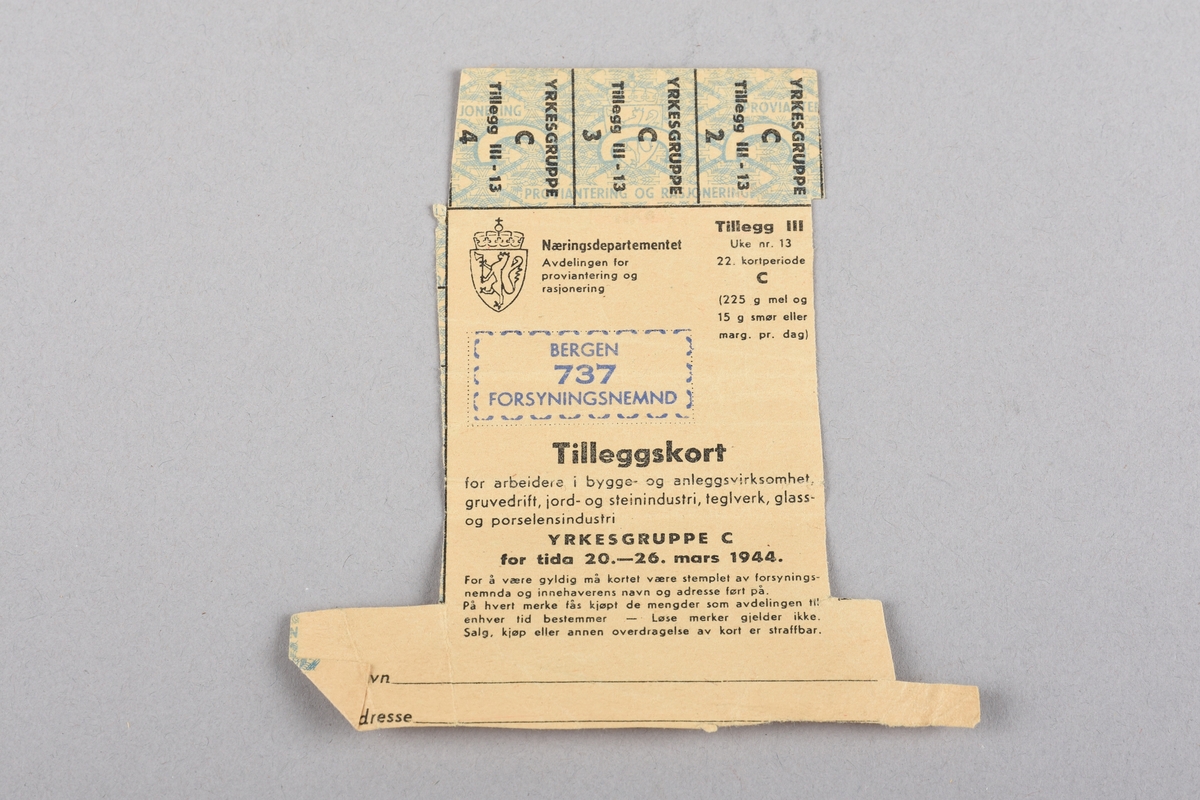 Ei samling av ni rasjoneringskort frå perioden 1941 - 1944. Korta gjev rasjonar på matvarer, såpe samt herre- og kvinneklede. Rasjoneringskorta er brukt av.