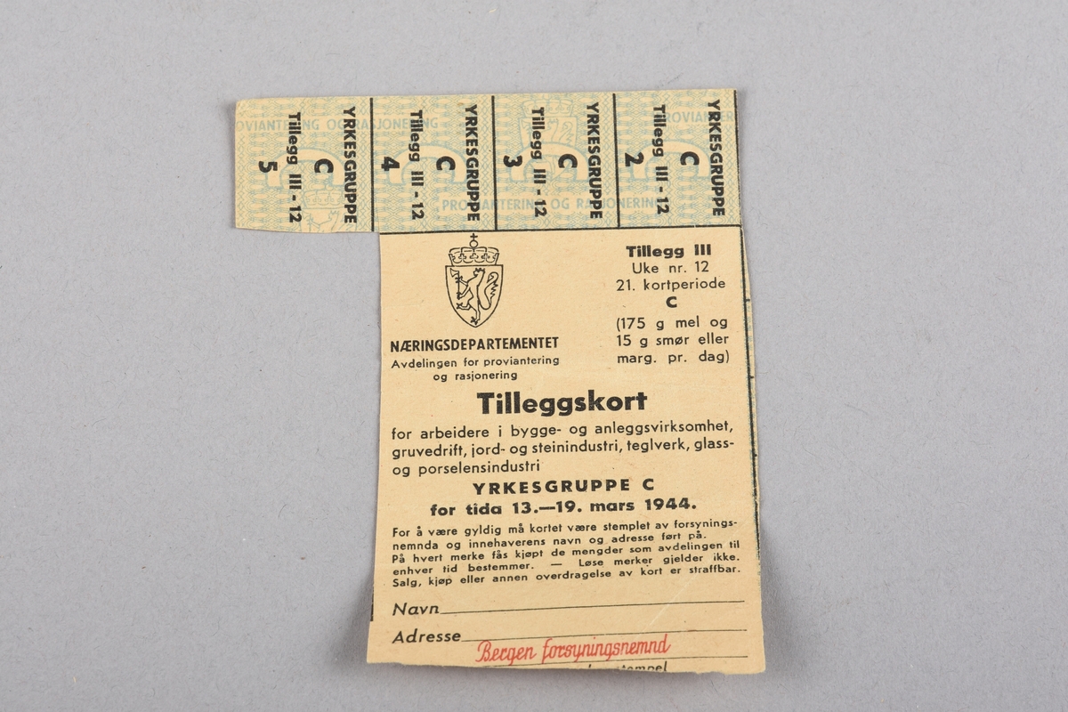 Ei samling av ni rasjoneringskort frå perioden 1941 - 1944. Korta gjev rasjonar på matvarer, såpe samt herre- og kvinneklede. Rasjoneringskorta er brukt av.