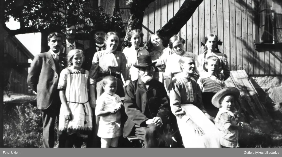 Melleby, familiegruppe. Familie fotografert på tunet. Tune 1920. Personene er ukjente.