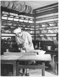 Stockholm. Julbakning på Ekshäradsgården från Värmland på Sk