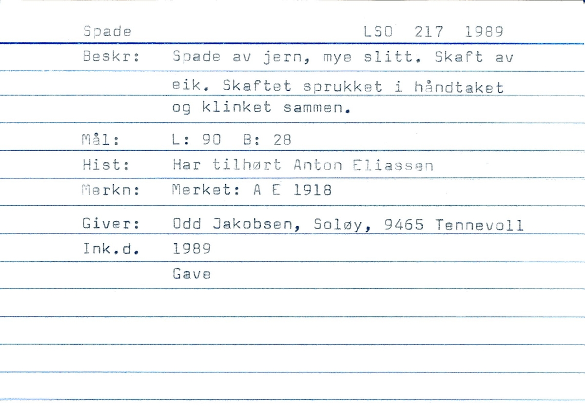 Spade. Jernskoning og avrundet blad. Slitt. Handtak og skaft i tre (eik). Gripetaket reparert med gjennomløpende jernbolt. Innskåret initial og tall: A.E. 1918