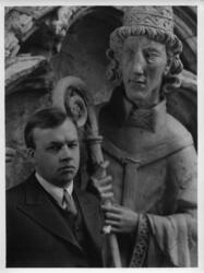 Dyre Vaa ved siden av St. Clemens.