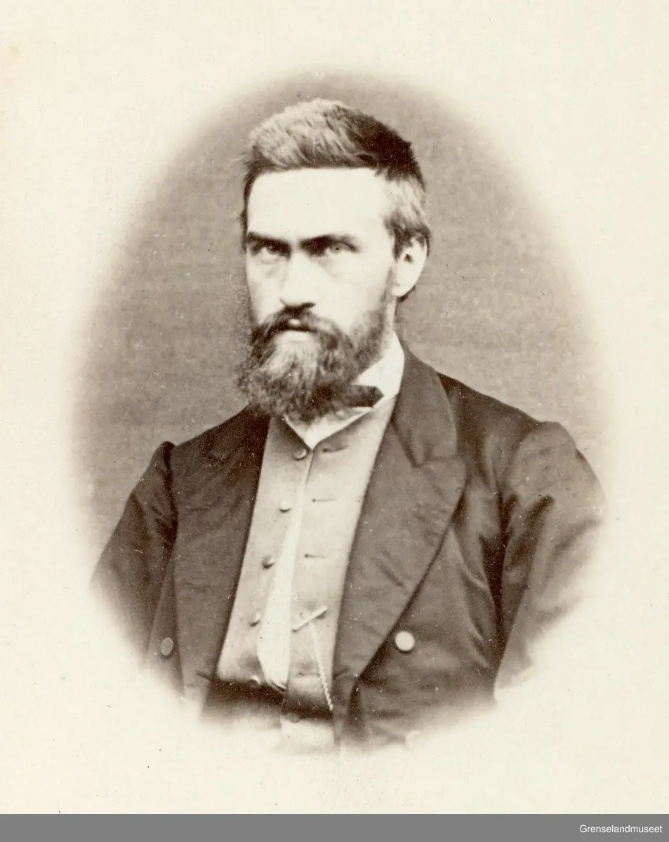 Portrett av Johan Østberg. Distriktslege i Finnmark (Usikkert hvor, muligens Vadsø) i perioden 1868-1871.