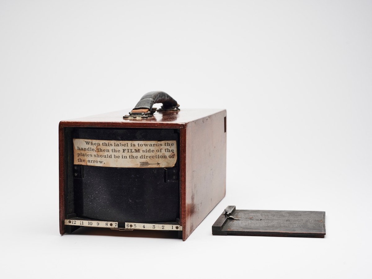 The Radial produsert av The Marion & Co. i ca. 1890 er et magasinkamera for 12 1/4" plater.