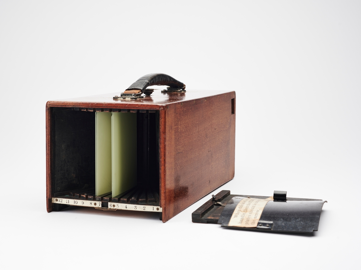 The Radial produsert av The Marion & Co. i ca. 1890 er et magasinkamera for 12 1/4" plater.