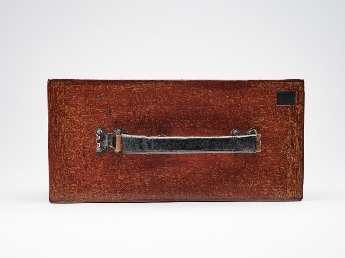 The Radial produsert av The Marion & Co. i ca. 1890 er et magasinkamera for 12 1/4" plater.