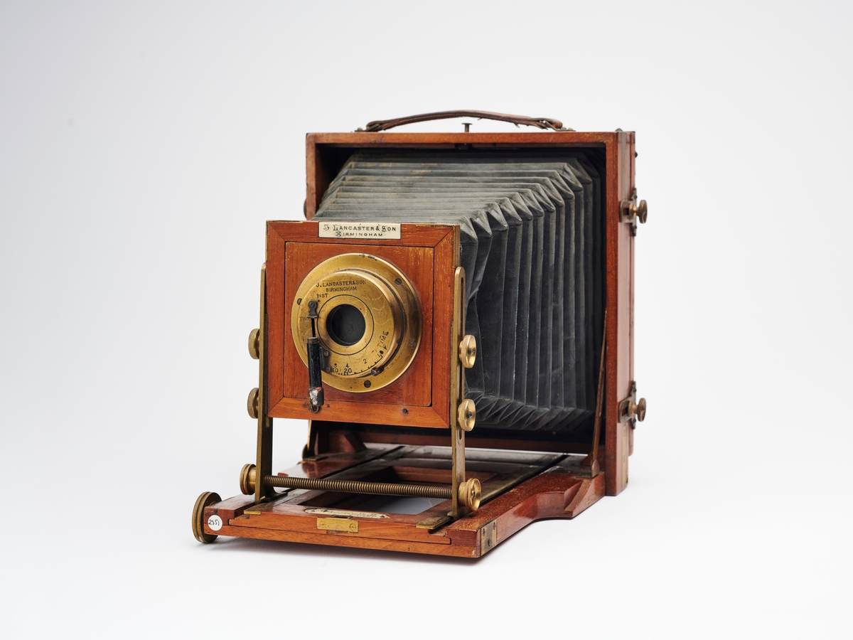The 1903 B.B. Instantograph er et feltkamera, produsert av J. Lancaster & Son på begynnelsen av 1900-tallet.