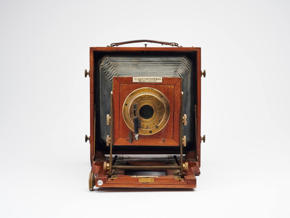 The 1903 B.B. Instantograph er et feltkamera, produsert av J. Lancaster & Son på begynnelsen av 1900-tallet.