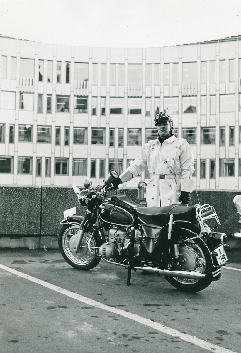 Trafikkpoliti poserer med motosykkel.