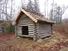 Exteriör av en ålderdomlig ängslada i Linderås hembygdspark efter omläggning av vedtaket, Linderås socken, Tranås kommun.