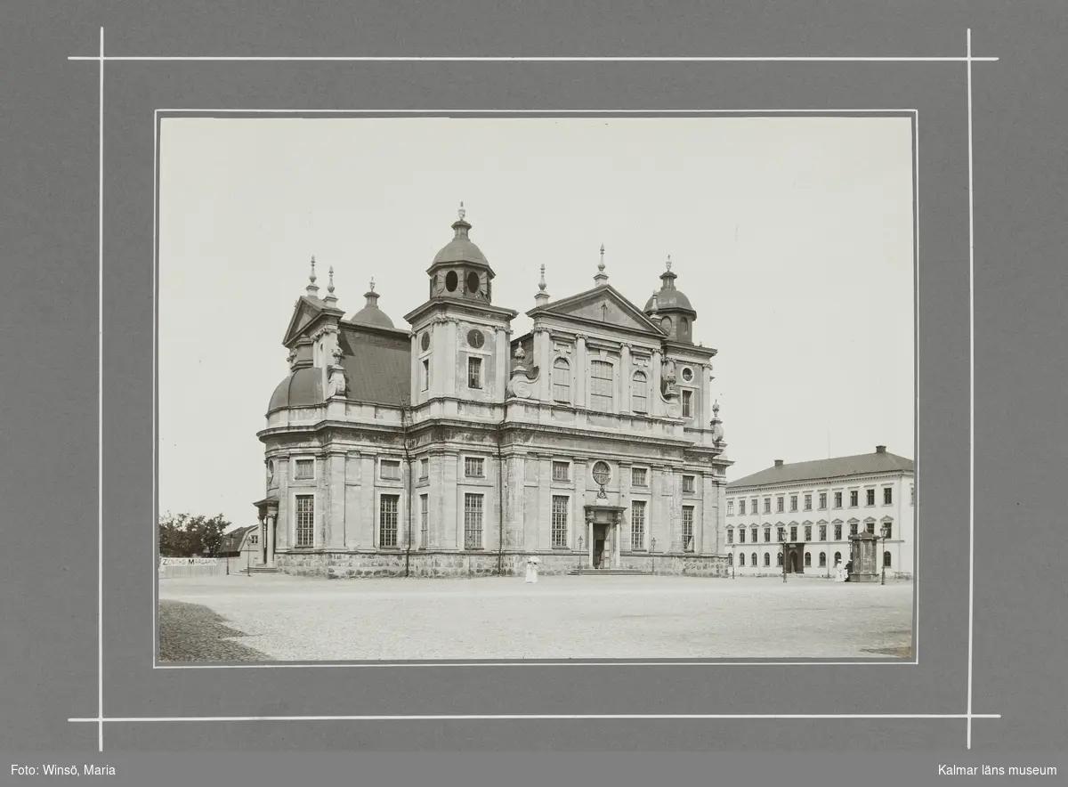KLM 46490. Fotografi. Svartvitt fotografi föreställande Kalmar domkyrka.