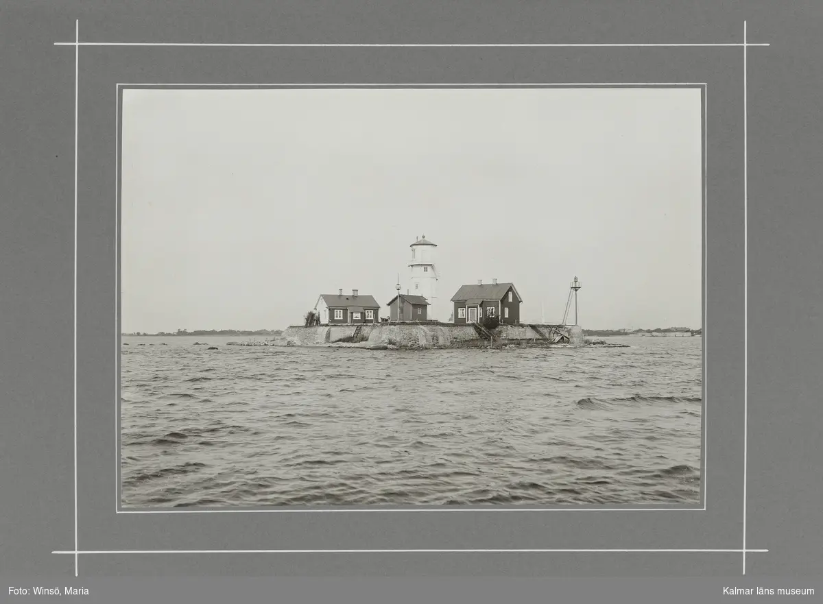 KLM 46490. Fotografi. Svartvitt fotografi föreställande Grimskärs fyr, Kalmar.