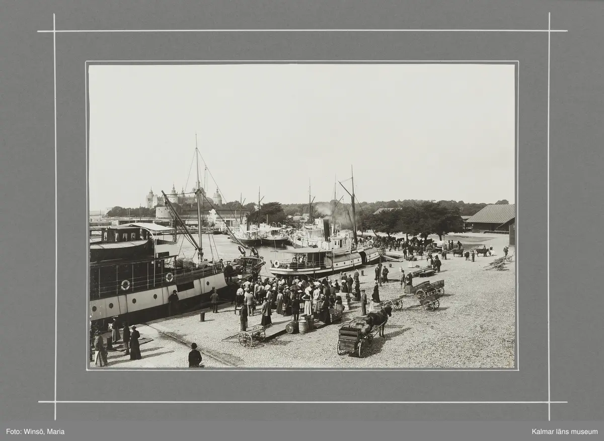 KLM 46490. Fotografi. Svartvitt fotografi föreställande Ölandskajen, Kalmar.