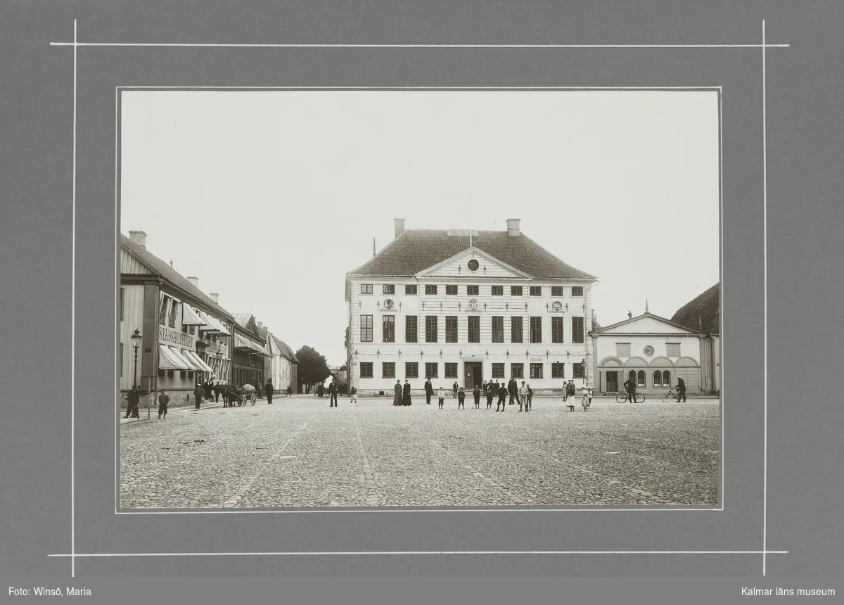 KLM 46490. Fotografi. Svartvitt fotografi föreställande Rådhuset och Stadshotellet, Kalmar.