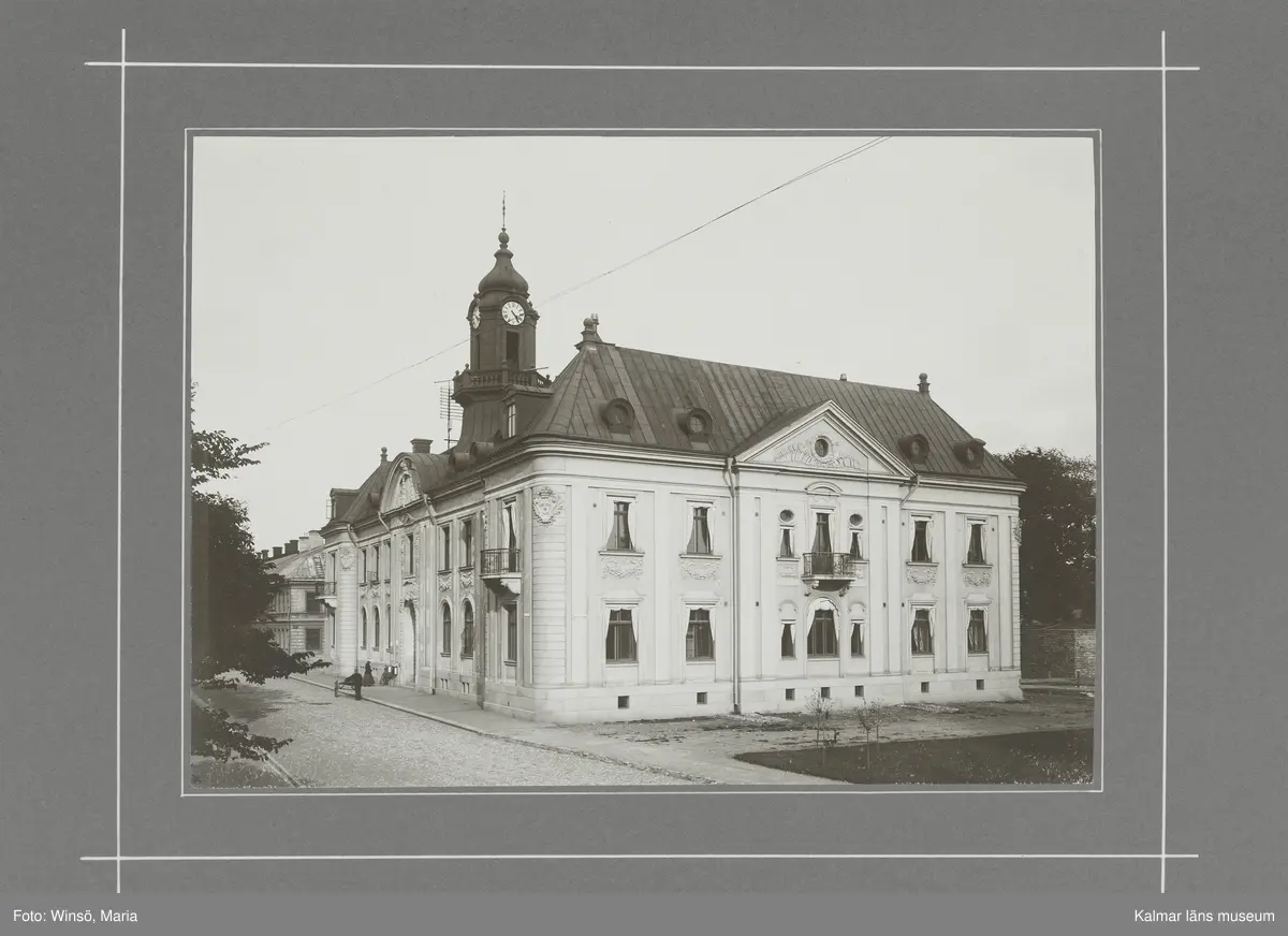 KLM 46490. Fotografi. Svartvitt fotografi föreställande Riksbankshuset, Södra Långgatan, Kalmar.