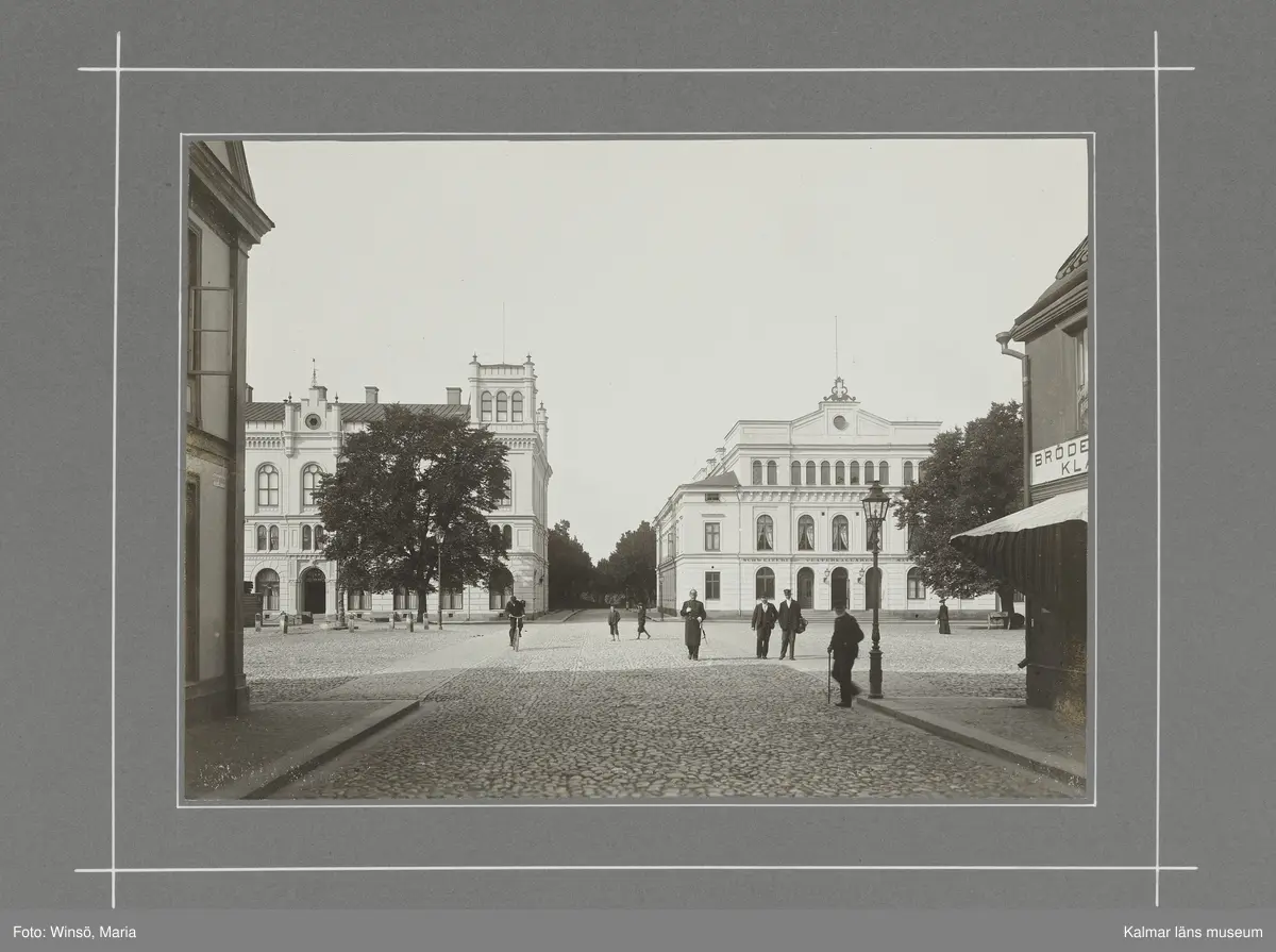 KLM 46490. Fotografi. Svartvitt fotografi föreställande Larmtorget med Frimurarhotellet och Kalmar teater.