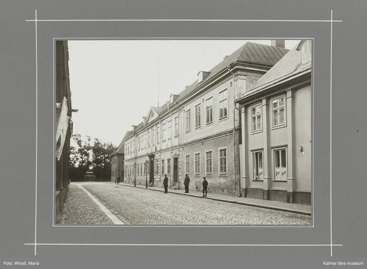 KLM 46490. Fotografi. Svartvitt fotografi föreställande Västra Sjögatan, Kalmar, med Lilla torget i bakgrunden.