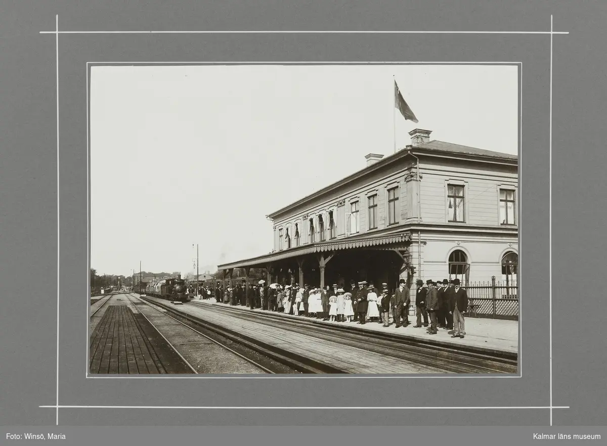 KLM 46490. Fotografi. Svartvitt fotografi föreställande Centralstationen, Kalmar.