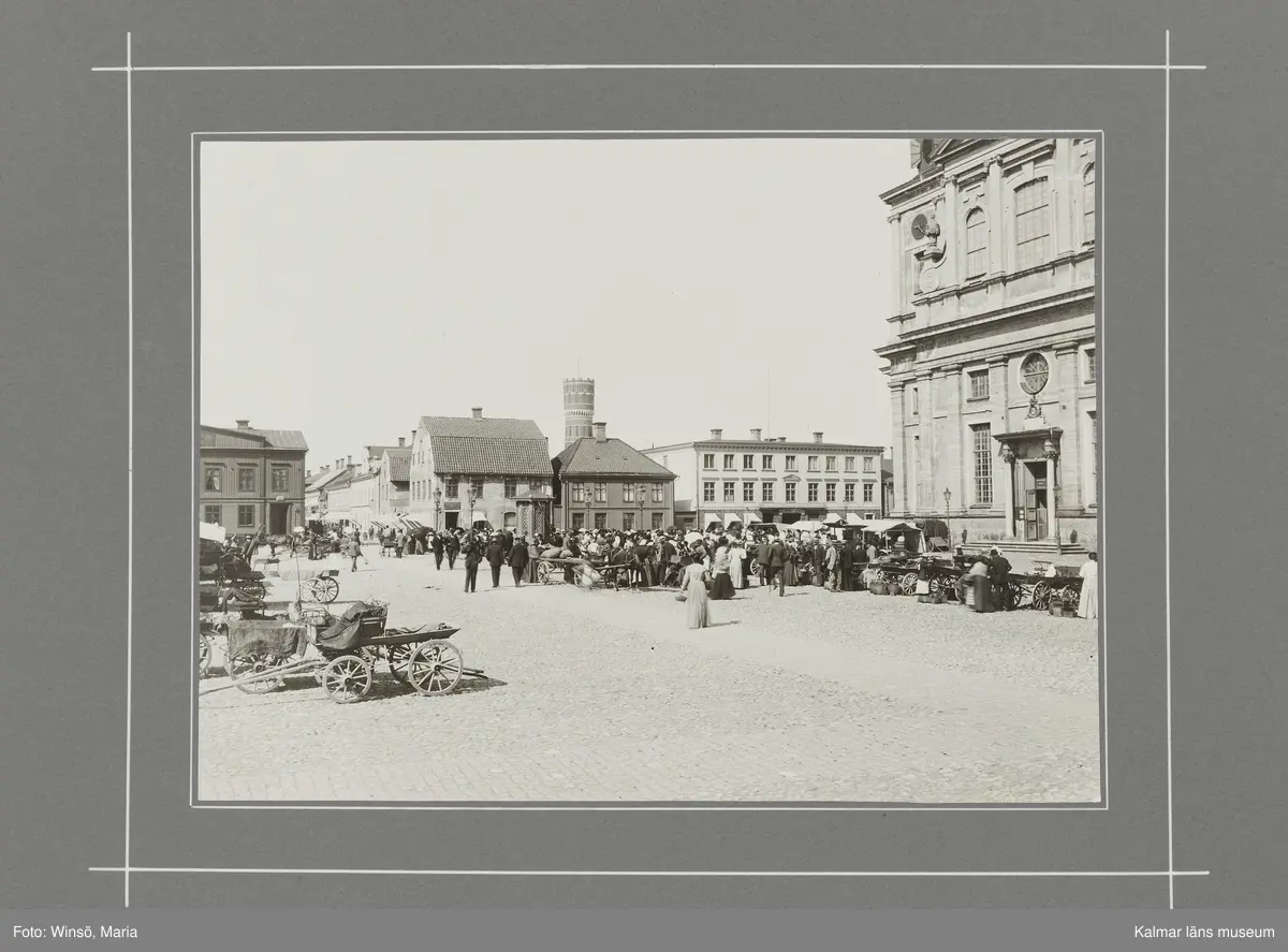 KLM 46490. Fotografi. Svartvitt fotografi föreställande Stortorget, Kalmar. Kalmar domkyrka till höger.