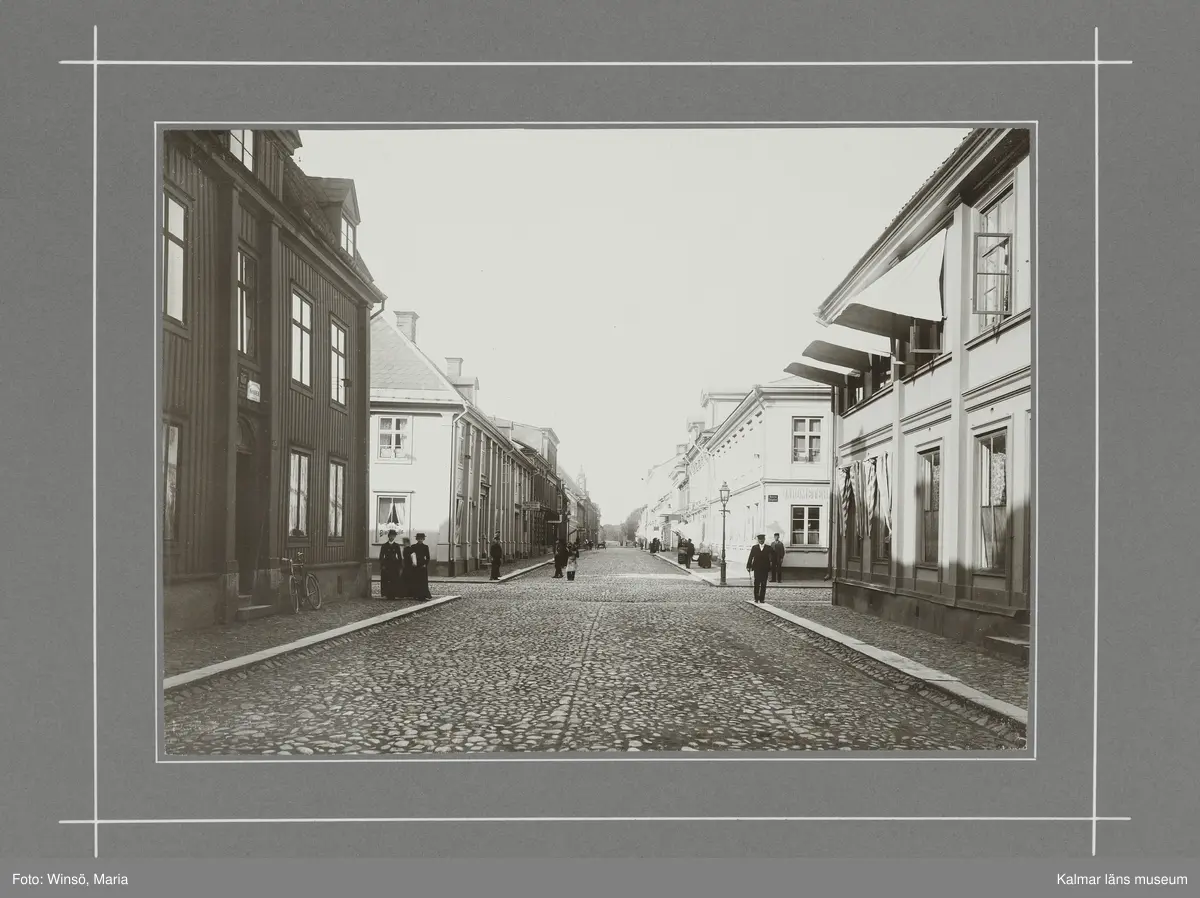 KLM 46490. Fotografi. Svartvitt fotografi föreställande Södra Långgatan/Västra Sjögatan.