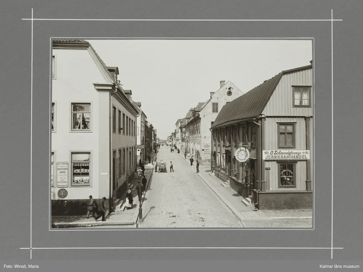 KLM 46490. Fotografi. Svartvitt fotografi föreställande Kaggensgatan/Södra vallgatan Kalmar.