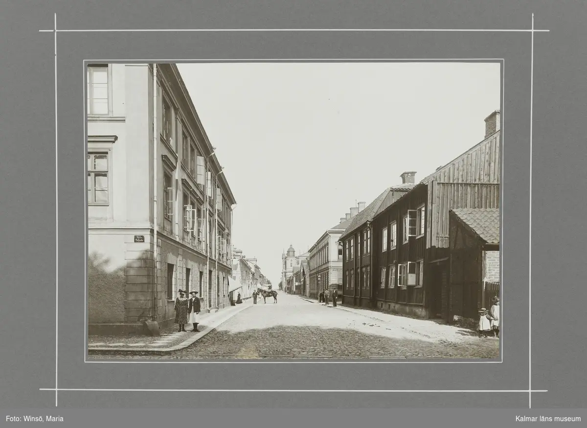 KLM 46490. Fotografi. Svartvitt fotografi föreställande Västra vallgatan/Västra Sjögatan, Kalmar.