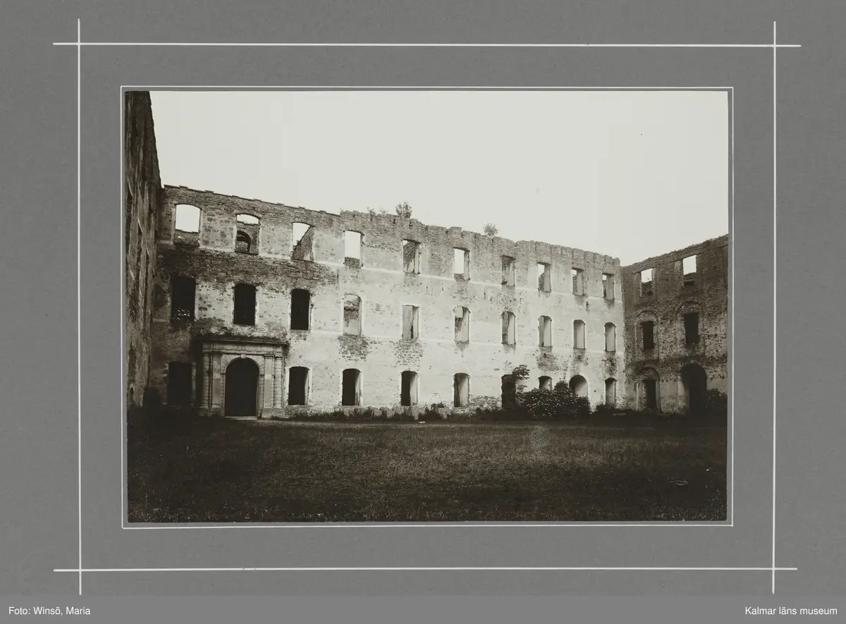 KLM 46490. Fotografi. Svartvitt fotografi föreställande Borgholms slottsruin.