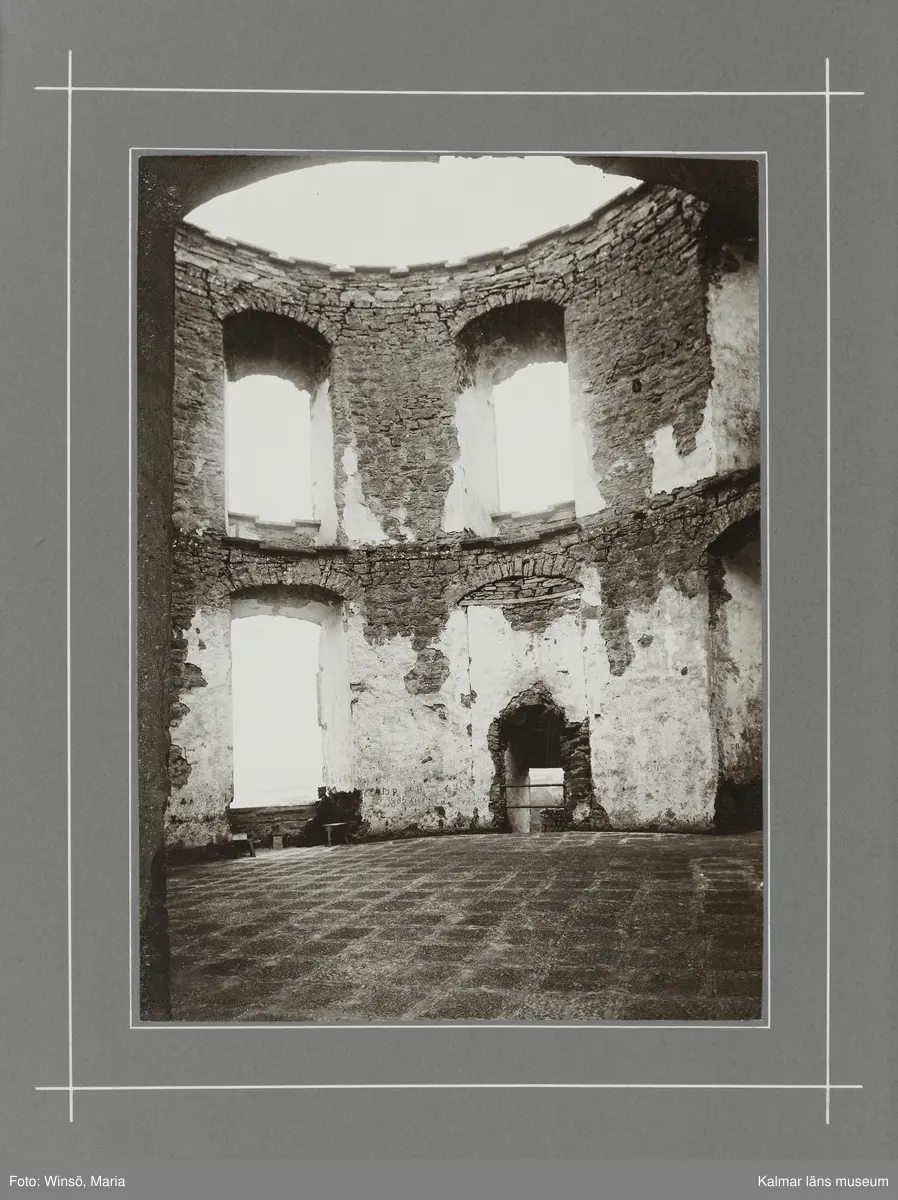 KLM 46490. Fotografi. Svartvitt fotografi föreställande Borgholms slottsruin.