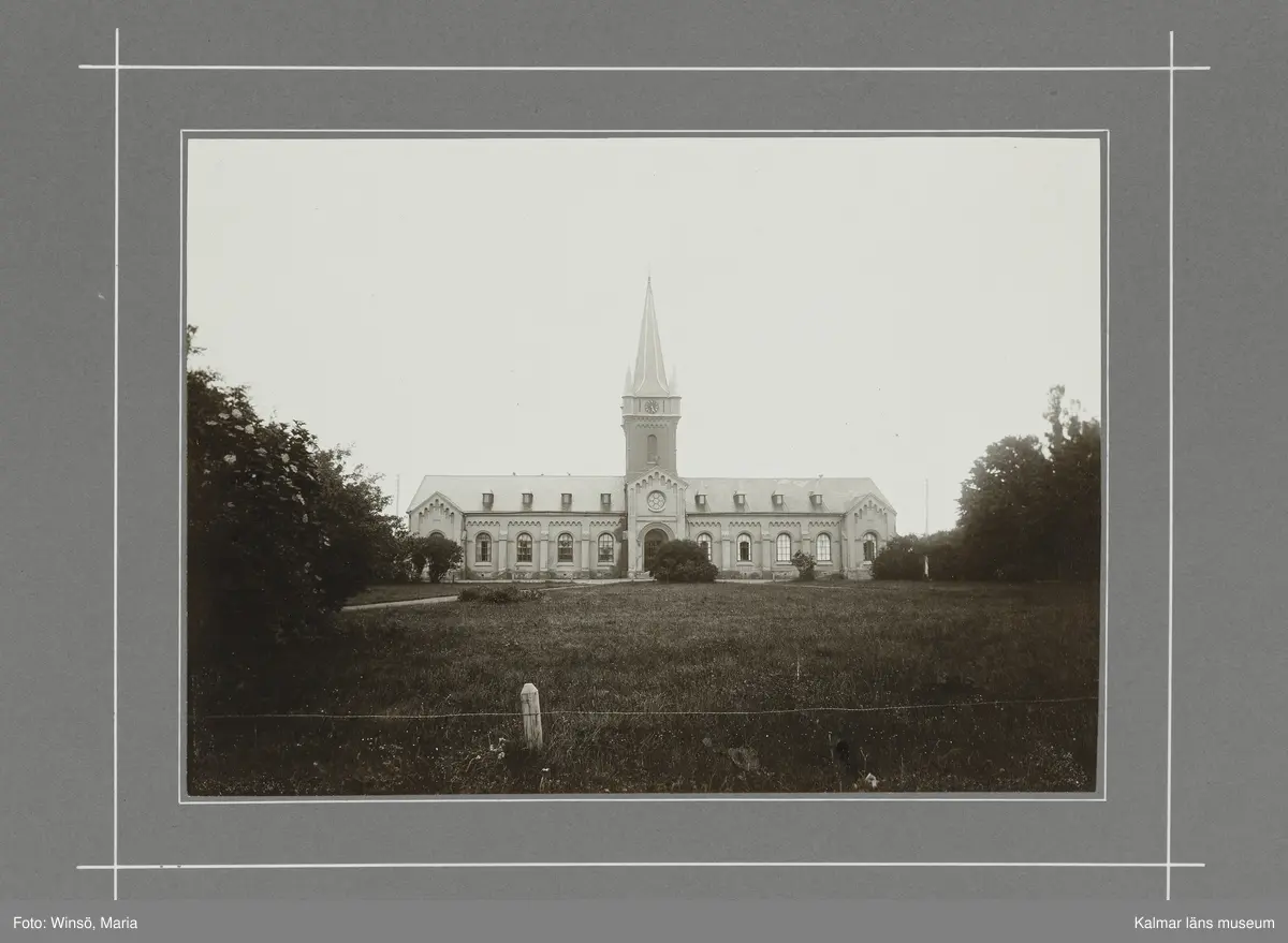 KLM 46490. Fotografi. Svartvitt fotografi föreställande Borgholms kyrka.