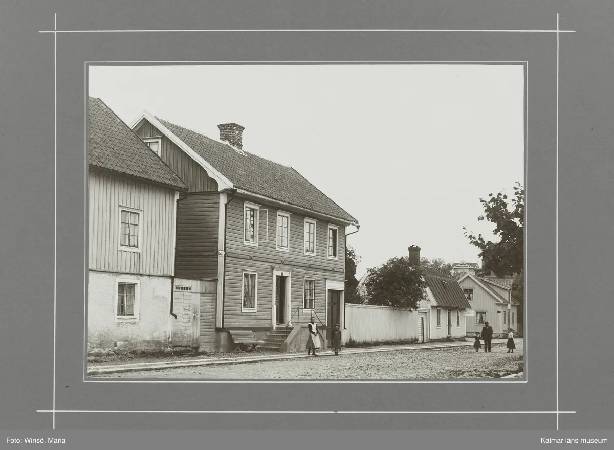 KLM 46490. Fotografi. Svartvitt fotografi föreställande Södra Långgatan, Borgholm.