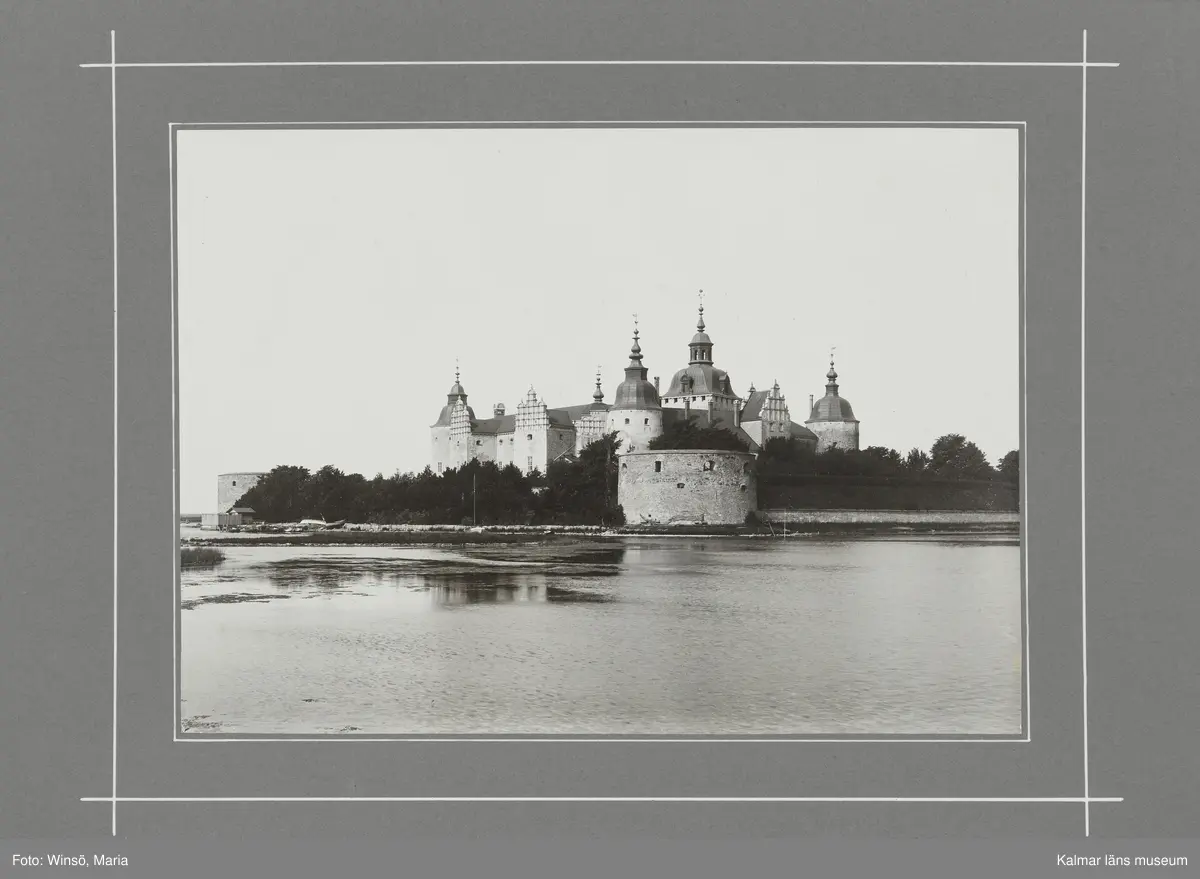 KLM 46490. Fotografi. Svartvitt fotografi föreställande Kalmar slott.