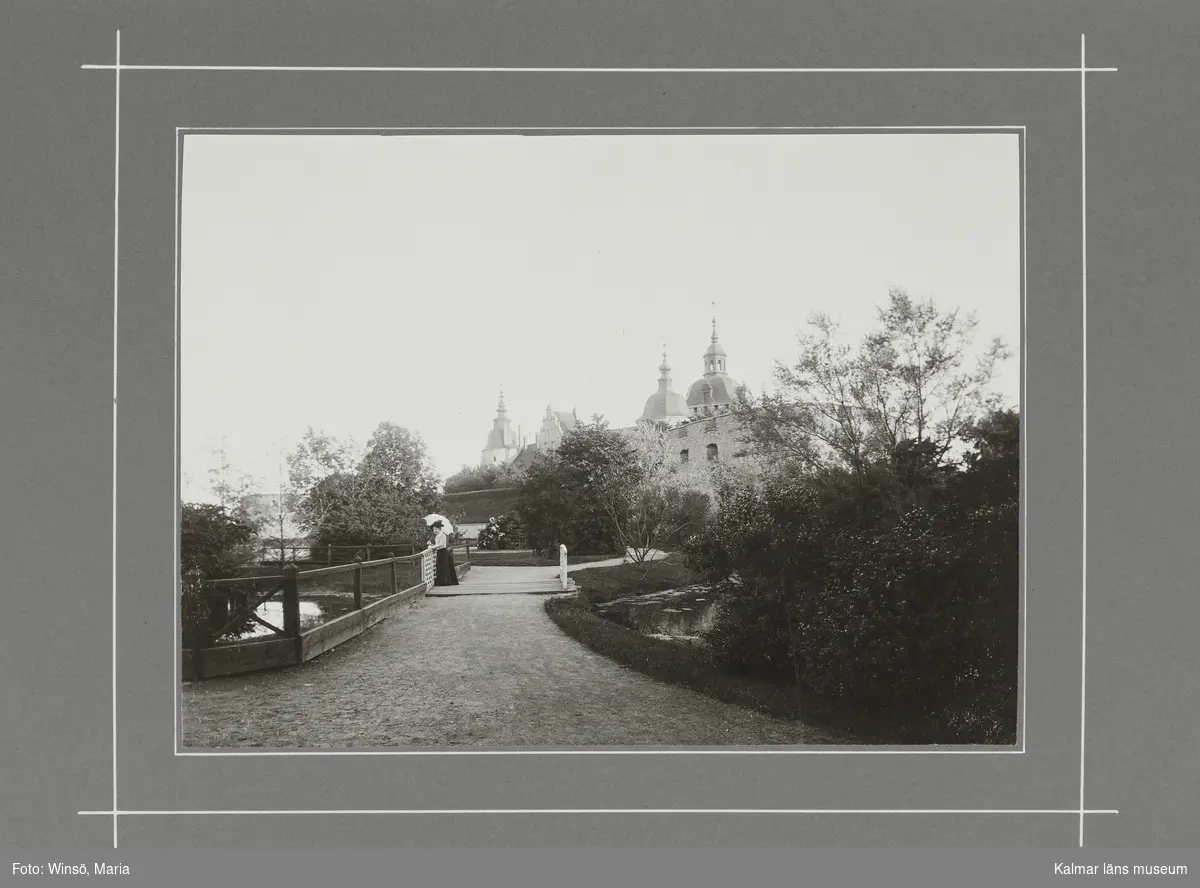 KLM 46490. Fotografi. Svartvitt fotografi föreställande Stadsparken med Kalmar slott i bakgrunden.