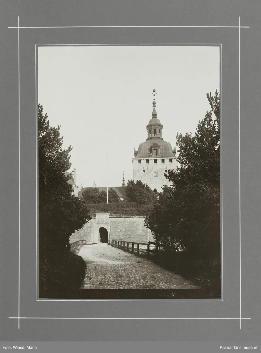 KLM 46490. Fotografi. Svartvitt fotografi föreställande vindbryggan till Kalmar slott.