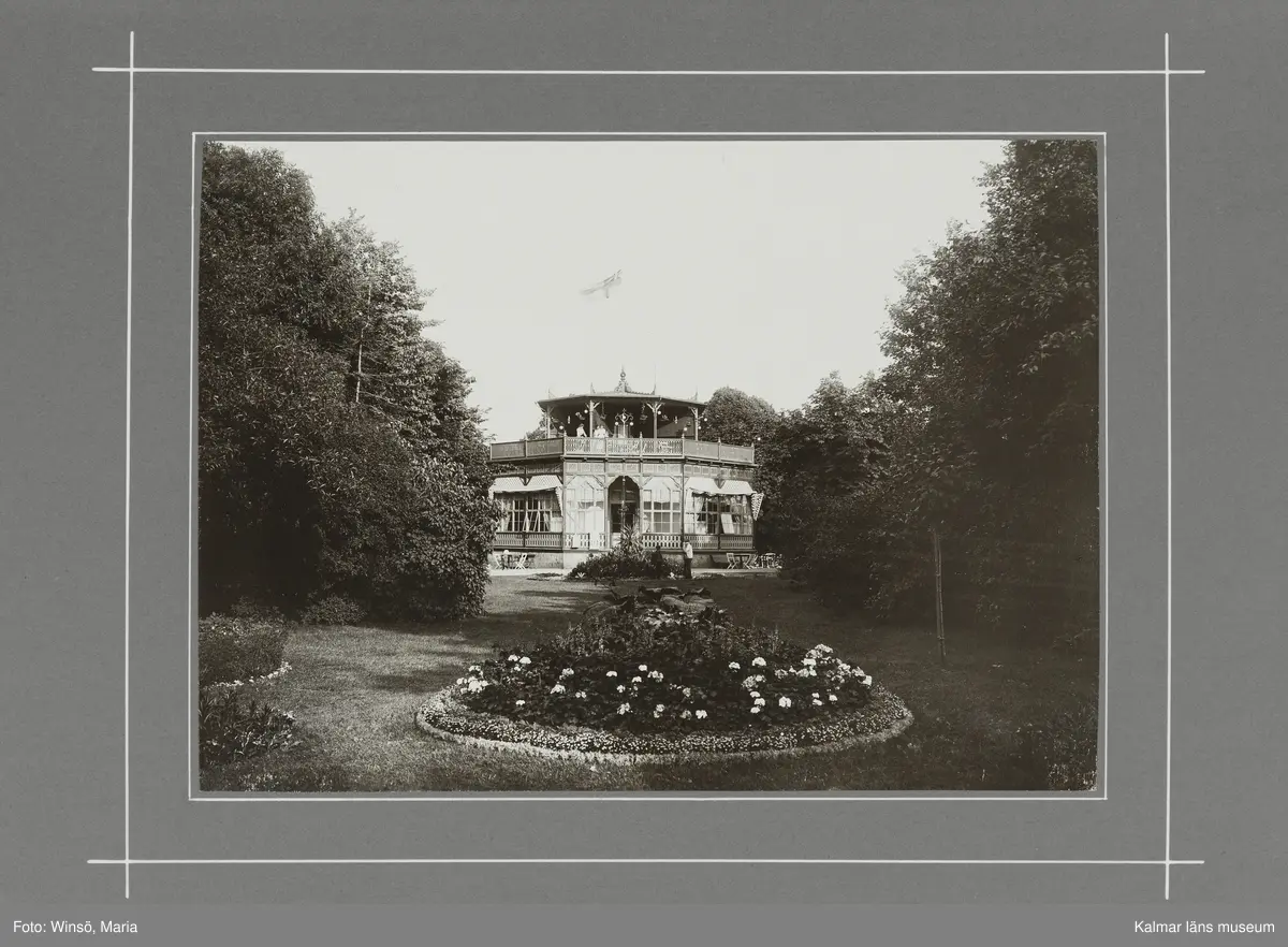 KLM 46490. Fotografi. Svartvitt fotografi föreställande restaurang Byttan i Stadsparken, Kalmar.