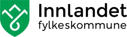 Grønt våpenskjold med hvite streker som danner tre fjell og en sjø står til venstre for navnet Innlandet fylkeskommune