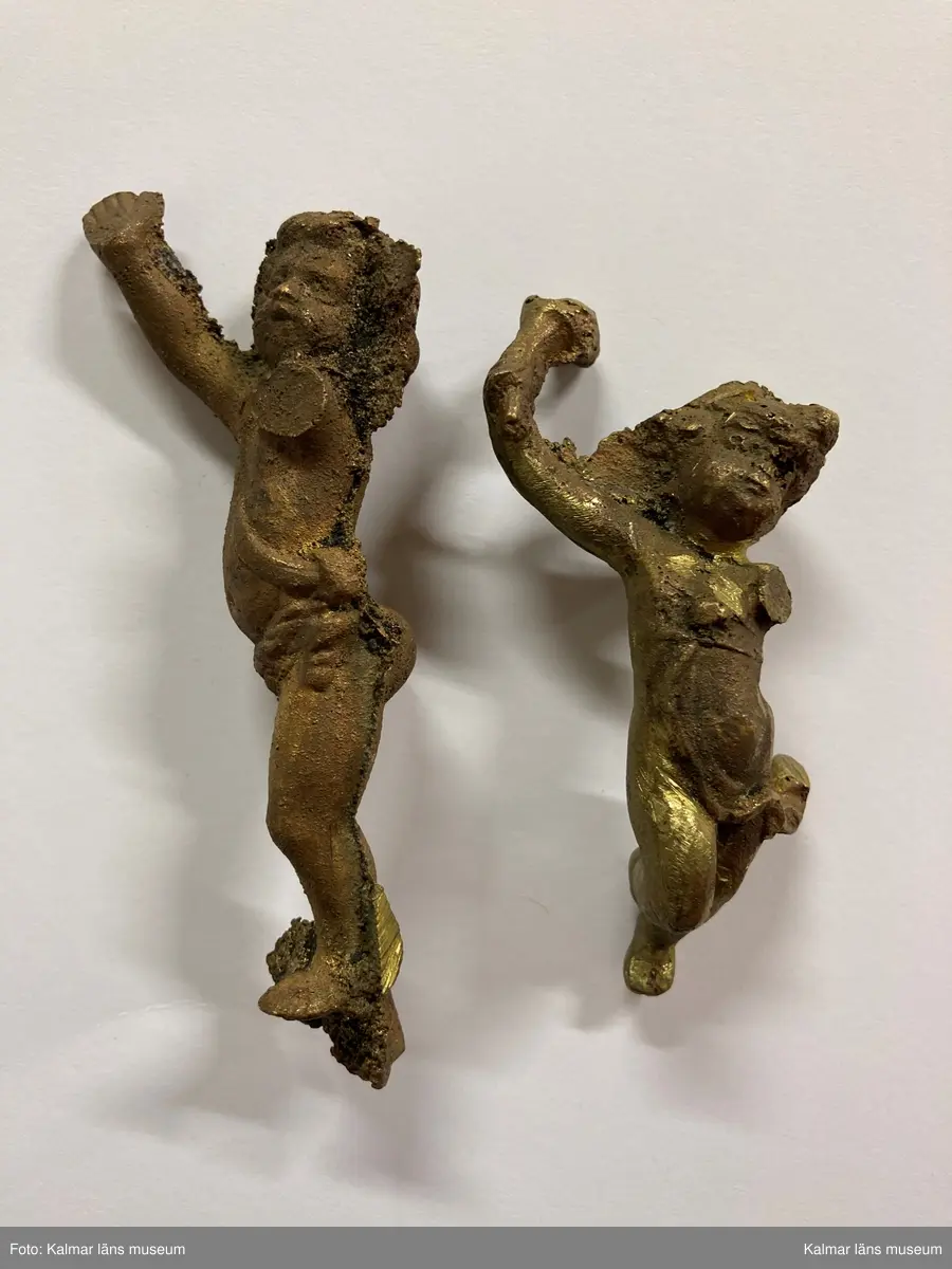 KLM 28629:124. Metallfigurer, halvfabrikat, samling. Av olika metallegeringar. Samling av gjutna tredimensionella metallfigurer i form av olika slags djur och människor. Merparten är dekorativa delar till exempelvis ljusstakar, skålar, fat, kannor, stämplar etc. Figurerna är gjutna och bearbetade av guldsmeden.