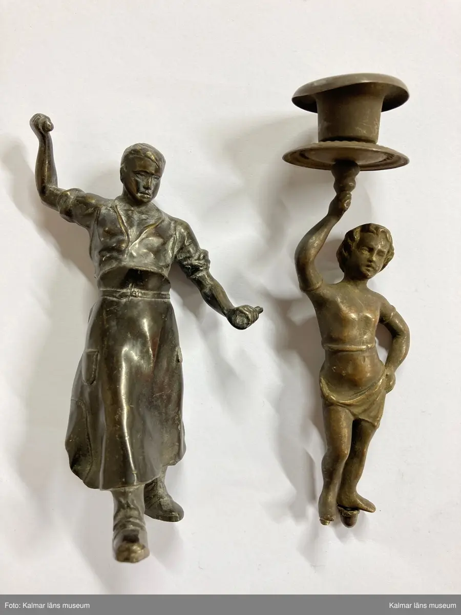 KLM 28629:124. Metallfigurer, halvfabrikat, samling. Av olika metallegeringar. Samling av gjutna tredimensionella metallfigurer i form av olika slags djur och människor. Merparten är dekorativa delar till exempelvis ljusstakar, skålar, fat, kannor, stämplar etc. Figurerna är gjutna och bearbetade av guldsmeden.