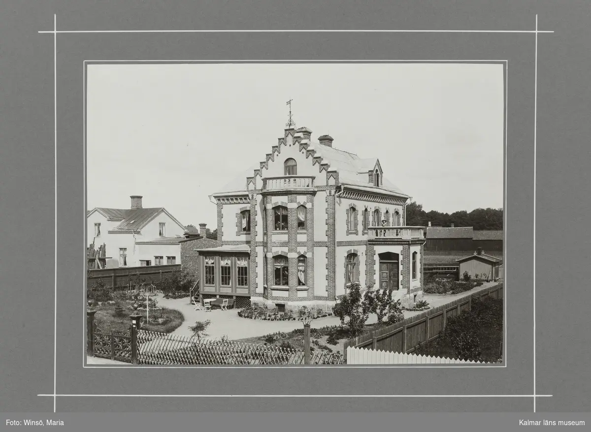 KLM 46490. Fotografi. Svartvitt fotografi föreställande en villa på Fabriksgatan, Kalmar.