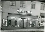 Västerås, Stora gatan 38.
Ekmans Kappaffärs skyltfönster. C:a 1950-tal.