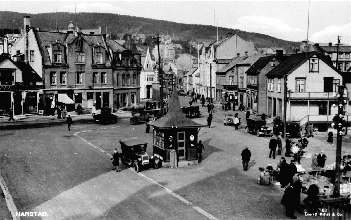 Postkort med motiv fra Torvet i Harstad, Rikard Kaarbøs plass og Strandgata i bakgrunnen.