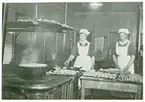 Västerås.
Två kvinnor i köket på Restaurant Klippan, 1920-talet.