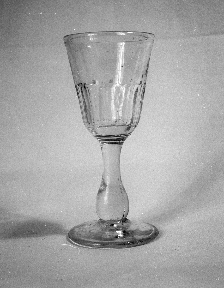 Glass
Mangler GM.-nr. og kobling til avbilda objekt.