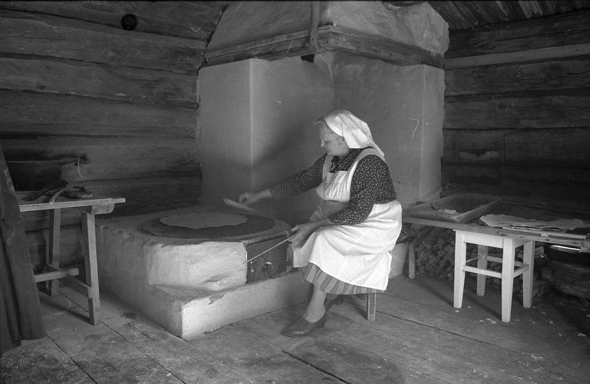 Liv i stuene 1975. Flatbrødbaking i Eldhuset, Tynsettunet.
(Foto: A. Eckhoff).