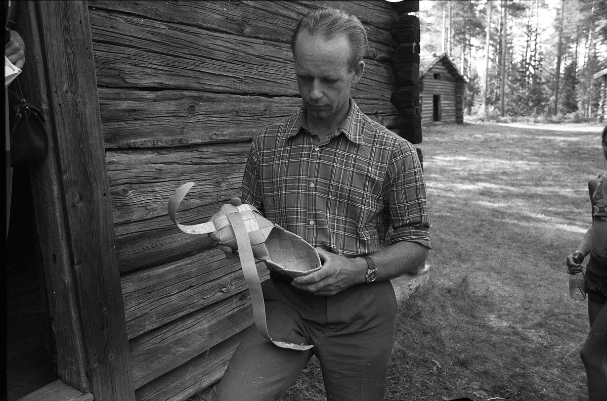 Liv i stuene 1975. Neverskobinding på Finntorpet.
(Foto: A. Eckhoff).