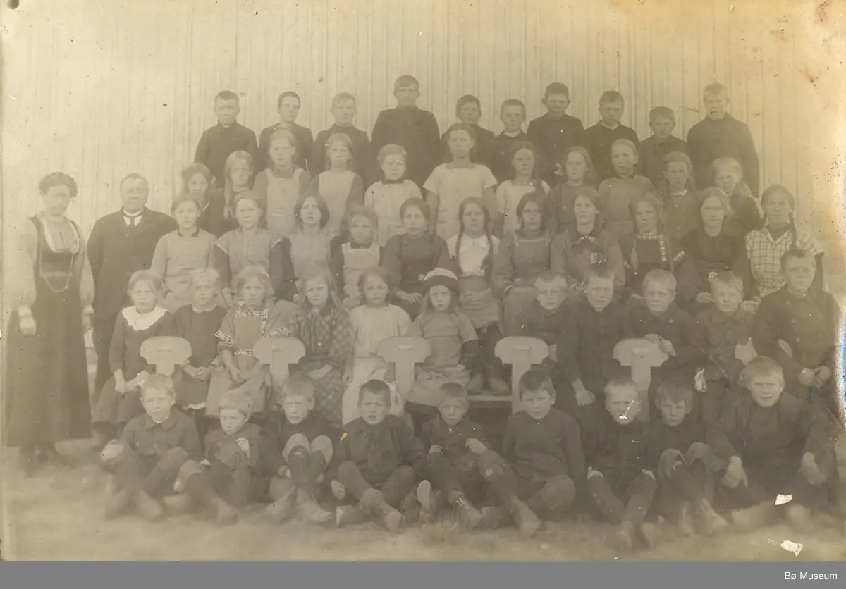 Bø skule 1916-17 med lærarane Olav Stadskleiv og Gunhild Otterholt.
Namna på elvane er ført under Opplysningar, og på eige bilde.