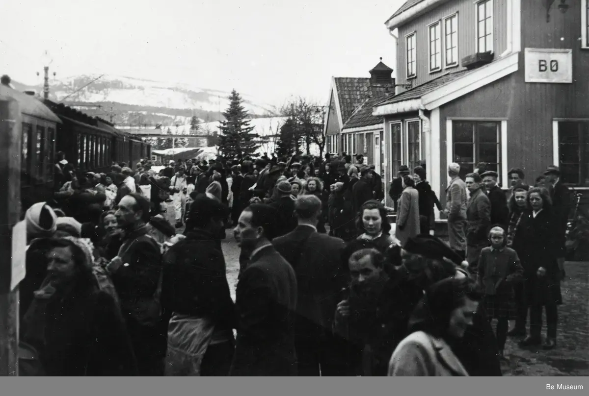 Bø jernbanestasjon med folk og tog -Bø Museum / DigitaltMuseum