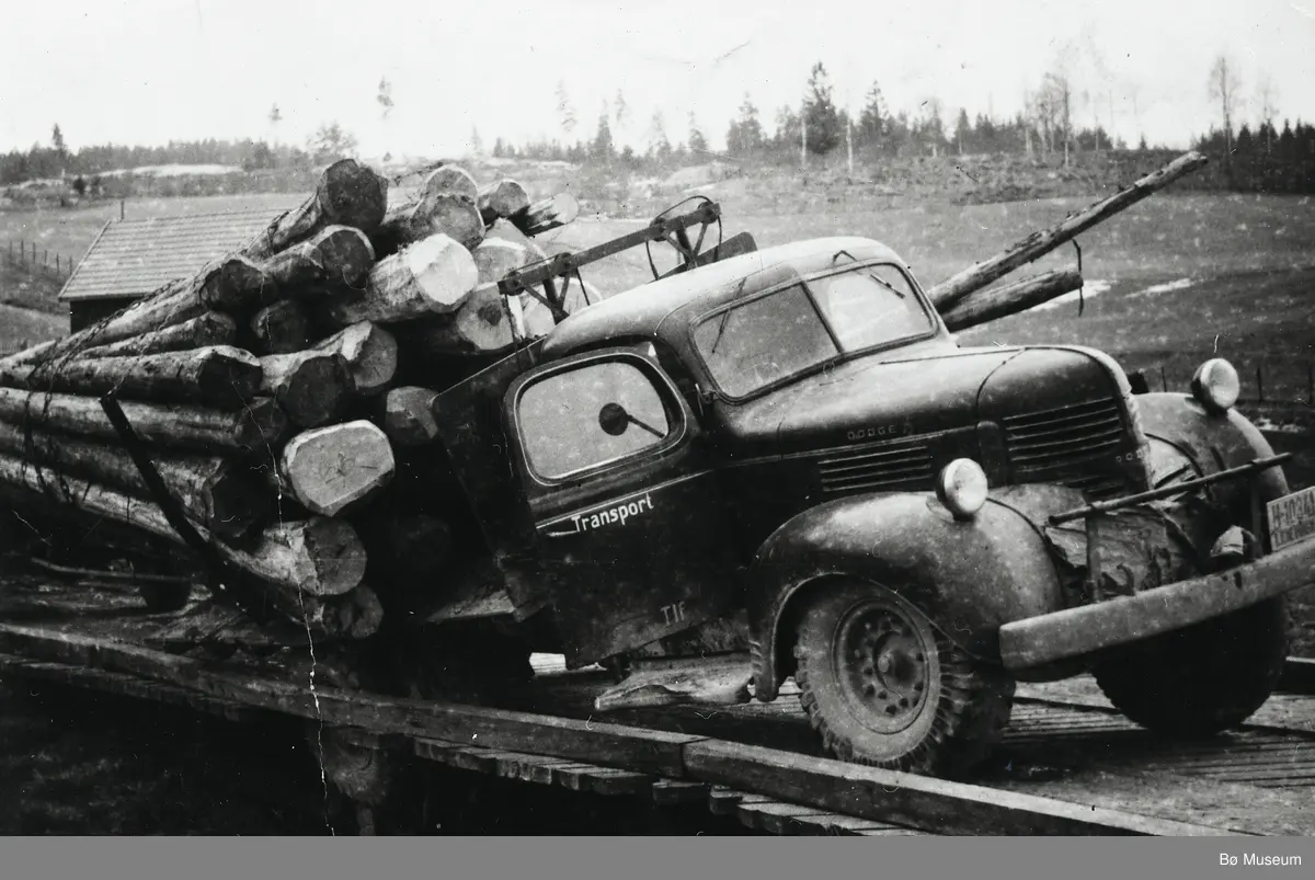 Lastebil med tømmer har kjørt gjennom bru