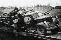 Lastebil med tømmer har kjørt gjennom bru